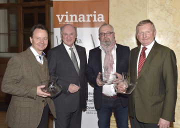 Die Vinaria-Trophy 2016 in der Kategorie \"Grüner Veltliner\" überreichte Landeshauptmann Dr. Erwin Pröll (2.v.l.) an Michael Moosbrugger, Geschäftsführer Schloss Gobelsburg (Gold), Sighardt Donabaum aus Spitz (Bronze) und Franz Hirtzberger aus Spitz (Silber). (v.l.n.r.)