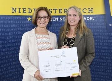 Landeshauptfrau Johanna Mikl-Leitner mit der Leiterin der Abteilung Wissenschaft und Forschung, Mag. Martina Höllbacher.