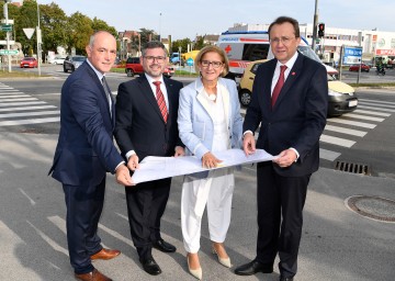 Vizebürgermeister Matthias Adl, Landesrat Ludwig Schleritzko, Landeshauptfrau Johanna Mikl-Leitner und Bürgermeister Matthias Stadler mit der ersten Planung für den neuen Europaplatz (v.l.n.r.)