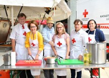 Showkochen im Landhaus.  Im Bild von links nach rechts: Josef Schmoll (Präsident Rotes Kreuz Niederösterreich), Landesrätin Christiane Teschl-Hofmeister, Josef Floh (Gastwirt), Landesrätin Ulrike Königsberger-Ludwig, Wolfgang Brillmann (Geschäftsführer SAM NÖ), Katrin Wiesinger (Bezirksstellenkommandantin Rotes Kreuz Neulengbach).