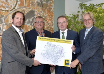 Raumordnungsprogramm für Windkraft in Niederösterreich präsentiert: Gabor Wichmann, Präsident Gerhard Heilingbrunner, Energie-Landesrat Dr. Stephan Pernkopf und DI Thomas Knoll (v.l.n.r.)