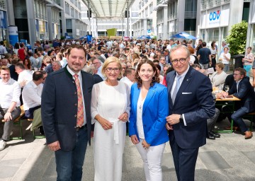 DPV-Obmann Hans Zöhling, Landeshauptfrau Johanna Mikl-Leitner, LPV-Obfrau Sonja Strauß und Landesamtsdirektor Werner Trock (v.l.n.r.) am 27. Landhausfest.