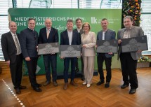 „Blühendes Niederösterreich“ ehrte Gemeinden: Landeshauptfrau Johanna Mikl-Leitner, Wirtschaftskammer Niederösterreich Vizepräsident Christian Moser (1. von links), Landwirtschaftskammer NÖ-Präsident Johannes Schmuckenschlager (2. von links) und Johannes Käfer, Obmann der NÖ-Gärtner, (4. von rechts) mit den Vertretern der Siegergemeinden Mödling, Frankenfels, St. Georgen an der Leys und Kleinwilfersdorf.