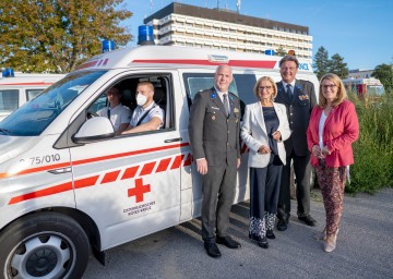 Eröffnung der Rot-Kreuz-Bezirksstelle Krems: Bezirksstellenleiter Markus Pöschl, Landeshauptfrau Johanna Mikl-Leitner, RK NÖ Präsident Josef Schmoll und Gesundheitslandesrätin Ulrike Königsberger-Ludwig (v.l.n.r.).