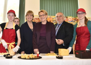 Jubiläumsfeier mit Lehrlingen im Einzelhandel an der LBS Theresienfeld: Helene Mundstock, Bianca Rosner, Landesrätin Barbara Schwarz, Direktorin Gerda Wieser, Vizepräsident Josef Breiter, Nicole Schmickl (v.l.n.r.)