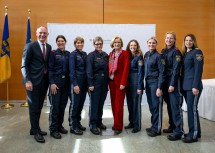 Bundesminister Gerhard Karner und Landeshauptfrau Johanna Mikl-Leitner mit geehrten Polizistinnen.