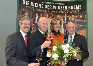 Präsentation der Weine der Winzer Krems zum Wiener Opernball 2016: der Obmann der Raiffeisen Holding NÖ-Wien, Präsident Mag. Erwin Hameseder, Winzer Krems-Geschäftsführer Direktor Franz Ehrenleitner, Opernball-Organisatorin Desirée Treichl-Stürgkh und Landeshauptmann Dr. Erwin Pröll. (v.l.n.r.)