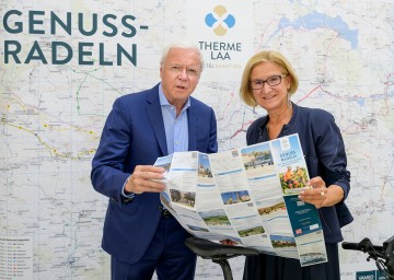 Übergabe der neuen E-Bike-Radkarte der Therme Laa – Hotel & Silent Spa an Landeshauptfrau Johanna Mikl-Leitner durch Gerhard Gucher, Direktor VAMED Vitality World.