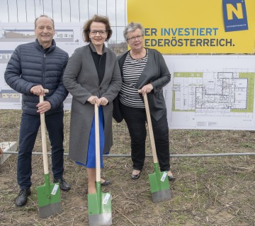 GF Martin Kaukal (PSZ GmbH), Sozial-Landesrätin Christiane Teschl-Hofmeister, Stadträtin Elfriede Pfeiffer (stv. Aufsichtsratsvorsitzende PSZ GmbH) vor den Plänen der neuen Tagesstätte in Tulln (v.l.n.r.)