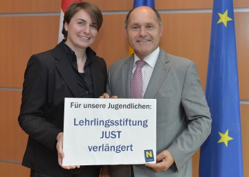 Das Bundesland Niederösterreich verlängert die Lehrlingsstiftung \"JUST\" und startet ein Pilotprojekt für ältere Menschen ohne Arbeit: Mag. Michaela Vorlaufer, Geschäftsführerin vom Verein Jugend und Arbeit, und Landeshauptmann-Stellvertreter Mag. Wolfgang Sobotka präsentierten die Vorhaben (v.l.n.r.)