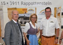 (v.l.) Bürgermeister Martin Bruckner und Landeshauptfrau Johanna Mikl-Leitner beim Messestand von Farben Maurer mit Malermeister Markus Maurer.