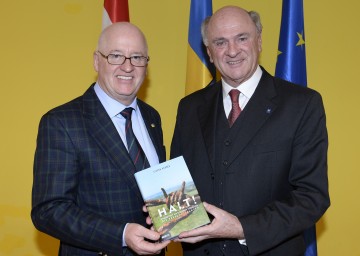 Landeshauptmann Dr. Erwin Pröll und Univ.Prof. Dr. Stefan Karner präsentierten das Buch „Halt! Tragödien am Eisernen Vorhang. Die Verschlussakten\".