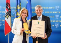 Michael Spindelegger wurde mit dem „Goldenen Komturkreuz mit dem Stern des Ehrenzeichens für Verdienste um das Bundesland Niederösterreich“ ausgezeichnet.