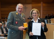 Landeshauptfrau Johanna Mikl-Leitner verlieh das „Große Goldene Ehrenzeichen für Verdienste um das Bundesland Niederösterreich“ an Generalmajor Mag. Karl Pronhagl, Kommandant der Theresianischen Militärakademie in Wiener Neustadt.