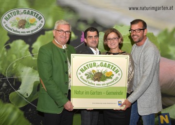 Im Bild von links nach rechts: Bürgermeister Mag. Alfred Riedl, Präsident Verein „Natur im Garten“, Korneuburgs Bürgermeister Christian Gepp, Landeshauptmann-Stellvertreterin Mag. Johanna Mikl-Leitner sowie Biogärtner und „Natur im Garten“-Botschafter Karl Ploberger; Korneuburg ist eine der elf neuen „Natur im Garten“-Gemeinden Niederösterreichs.