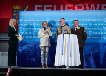Landeshauptfrau Johanna Mikl-Leitner, LH-Stellvertreter Stephan Pernkopf und Landesfeuerwehrkommandant Dietmar Fahrafellner im Gespräch mit Moderatorin Silvia Schreiber (links).