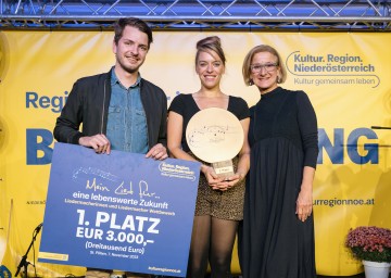 Stoffi und Rosie Sommerbauer aus Perchtoldsdorf holten Gold beim diesjährigen Liedermacherinnen- und Liedermacher-Bewerb der Kultur.Region.Niederösterreich. Landeshauptfrau Johanna Mikl-Leitner gratulierte dem siegreichen Duo.