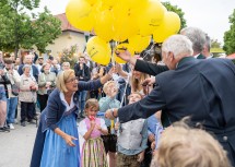 Gemeinsam mit den Jüngsten ließ Landeshauptfrau Johanna Mikl-Leitner zur Eröffnung des Großheurigen Pfaffstätten Luftballons steigen.