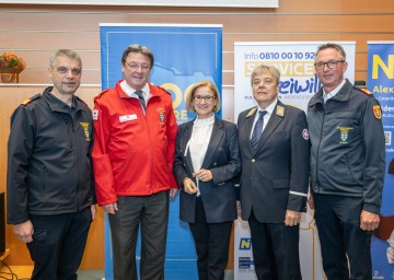 Bezirksfeuerwehrkommandant Georg Schröder, Rot Kreuz Präsident Josef Schmoll, Landeshauptfrau Johanna Mikl-Leitner, Samariterbund-Präsident Hannes Sauer, Landesfeuerwehrkommandant-Stv. Martin Boyer bei der Eröffnung der Freiwilligenmesse im Landtagssitzungssaal (v.l.n.r.) 