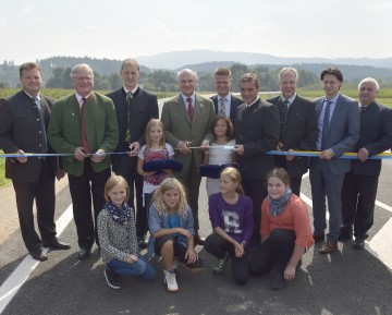 Verkehrsfreigabe der Südumfahrung in Steinakirchen am Forst: 
<br />
Bürgermeister Franz Sonnleitner (Marktgemeinde Wang), Altbürgermeister Johann Schagerl, Bürgermeister Ing. Wolfgang Pöhacker (beide Marktgemeinde Steinakirchen am Forst), Landeshauptmann Dr. Erwin Pröll, Nationalrat Mag. Andreas Hanger, Landtagsabgeordneter Anton Erber, MBA, NÖ Straßenbaudirektor DI Peter Beiglböck, Bezirkshauptmann Mag. Johann Seper und Bürgermeister Josef Sonnleitner (Gemeinde Wolfpassing) mit Kindern. (v.l.n.r.)