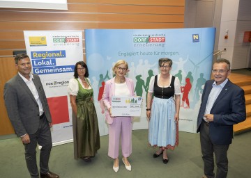 Zeichneten die Sieger des Ideenwettbewerbs 2020 aus (v.l.n.r.): Geschäftsführer Walter Kirchler (NÖ.regional), Obfrau Maria Forster (NÖ Dorf- und Stadterneuerung), Landeshauptfrau Johanna Mikl-Leitner, Geschäftsführerin Christine Lechner (NÖ.regional) und Hubert Trauner (Leiter des Fachbereiches Dorf- und Stadterneuerung beim Amt der NÖ Landesregierung)