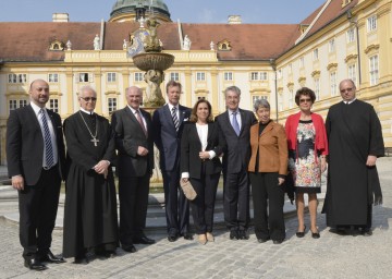 Hoher Besuch im Stift Melk: Luxemburgs Wirtschaftsminister Etienne Schneider, Prälat em. Abt. Dr. Burkhard Ellegast, Landeshauptmann Dr. Erwin Pröll, Großherzog Henri von Luxemburg, Großherzogin Maria Teresia, Bundespräsident Dr. Heinz Fischer, Margit Fischer, die Gattin von Luxemburgs Außenminister Sylvie Asselborn sowie Pater Adolf (v. l. n. r.)