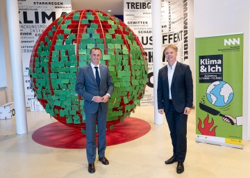 Tourismuslandesrat Jochen Danninger und Michael Duscher (v.l.n.r.), Geschäftsführer der Niederösterreich Werbung bei der „Klima & Ich“ Sonderausstellung im Museum Niederösterreich