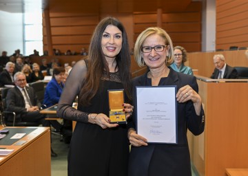 Landeshauptfrau Johanna Mikl-Leitner überreichte das „Goldene Ehrenzeichen für Verdienste um das Bundesland Niederösterreich“ an Monika Ballwein, Sängerin, Songwriterin, Gesangscoach und Chorleiterin. 