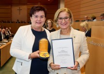 Landeshauptfrau Johanna Mikl-Leitner überreichte Michaela Hinterholzer das „Goldene Komturkreuz des Ehrenzeichens für Verdienste um das Bundesland Niederösterreich“.