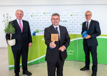 Finanz-Landesrat Ludwig Schleritzko (Mitte) mit den beiden Vorständen der HYPO NOE Udo Birkner (links) und Wolfgang Viehauser (rechts): „Was wir heute tun, entscheidet darüber, wie die Welt morgen aussieht.“ (Marie von Ebner-Eschenbach)