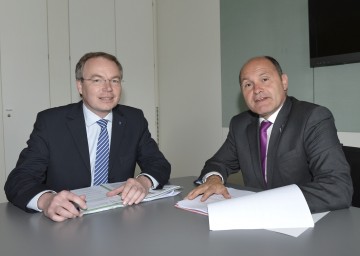 Laut LR Dr. Stephan Pernkopf und LH-Stv. Mag. Wolfgang Sobotka ist die Finanzierung des ländlichen Wegenetzes für 2012 gesichert.