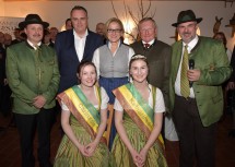 Mosttaufe in Mollraum: Johann Simon, Landesrat Hans-Peter Doskozil, Mostprinzessin Carina Lechner, Landeshauptfrau Johanna Mikl-Leitner, Mostprinzessin Katharina Tolstiuk, Winzer Franz Hirtzberger und der Obmann der Obstmostgemeinschaft Bucklige Welt Karl Posch (v.l.n.r.)
