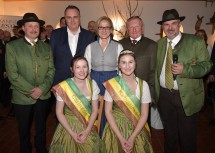 Mosttaufe in Mollraum: Johann Simon, Landesrat Hans-Peter Doskozil, Mostprinzessin Carina Lechner, Landeshauptfrau Johanna Mikl-Leitner, Mostprinzessin Katharina Tolstiuk, Winzer Franz Hirtzberger und der Obmann der Obstmostgemeinschaft Bucklige Welt Karl Posch (v.l.n.r.) 