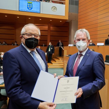 Landtagspräsident Karl Wilfing (r.) überreicht dem neuen Zweiten Präsidenten Karl Moser das Ernennungsdekret