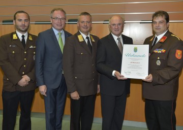 Die Urkunde für ihr 150-jähriges Bestehen überreichten Landesrat Dr. Stephan Pernkopf, Landesfeuerwehrkommandant Dietmar Fahrafellner, MSc und Landeshauptmann Dr. Erwin Pröll an die Freiwillige Feuerwehr Hadersdorf an eine von vier Feuerwehren. (v.l.n.r.)