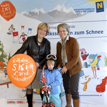 Skigebiete in Niederösterreich bieten spezielle Angebote für Kindergartenkinder: Landesrätin Mag. Barbara Schwarz und Landesrätin Dr. Petra Bohuslav (v.l.n.r.).
