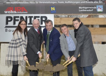 AURA-Geschäftsführerin Birgit Koisser, LH Dr. Erwin Pröll, der Leobersdorfer Bürgermeister Andreas Ramharter, Bürgermeister a. D. Anton Bosch und Bauunternehmer Frank Pfnier (v.l.n.r.) beim Spatenstich für die neue Leobersdorfer Veranstaltungshalle.