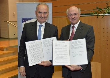 Der wiedergewählte IV-NÖ-Präsident DI Johann Marihart und Landeshauptmann Dr. Erwin Pröll unterzeichneten das erneuerte Kooperationsabkommen zwischen dem Land Niederösterreich und der Industriellenvereinigung Niederösterreich. (v.l.n.r.)