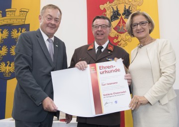 Echsenbach: Neugestalteter Marktplatz offiziell eröffnet und neues Feuerwehrhaus der Bestimmung übergeben. Bei der Festveranstaltung erhielt der Feuerwehrkommandant Karl Holzmann die Ehrennadel der Gemeinde feierlich überreicht. Im Bild von links nach rechts: Bürgermeister Josef Baireder, Hauptbrandinspektor Karl Holzmann und Landeshauptfrau Johanna Mikl-Leitner