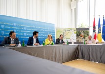 Bei der Pressekonferenz zum aktuellen Stand nach dem Felssturz in Aggsbach (v.l.n.r.) Josef Decker, Leiter der Gruppe Straße beim Amt der NÖ Landesregierung, LH-Stellvertreter Udo Landbauer, Landeshauptfrau Johanna Mikl-Leitner, Bernhard Schröder, Geschäftsführer Donau Niederösterreich Tourismus GmbH, und Andreas Nunzer, Spitzer Bürgermeister und Obmann der Welterbegemeinden Wachau.