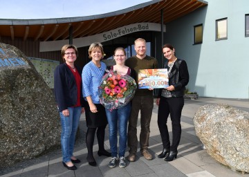 Im Bild von links nach rechts: Bürgermeisterin Helga Rosenmayer, Landesrätin Mag. Barbara Schwarz, Annemarie Waldherr und Leonhard Ottensteiner aus Mönichkirchen am Wechsel, Geschäftsführerin Nicole Hörmann (Sole Felsen Bad Gmünd)