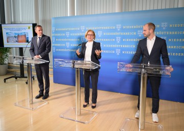 Von links nach rechts: Landesrat Jochen Danninger, Landeshauptfrau Johanna Mikl-Leitner und Staatssekretär Florian Tursky.