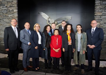 Mahnmal „Niemals vergessen“ enthüllt: Flughafen Wien-Vorstand Günther Ofner, Nationalratspräsident Wolfgang Sobotka, Landeshauptfrau Johanna Mikl-Leitner, Bürgermeister Michael Ludwig und der Präsident der Israelitischen Kultusgemeinde Oskar Deutsch (zweite Reihe), Angehörige der Familie Brauer und Flughafen Wien-Vorstand Julian Jäger (v.l.n.r.)