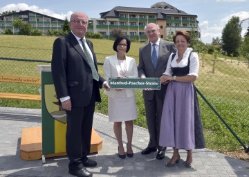 Umbenennung der Zufahrtsstraße zum Moorheilbad Harbach in \"Manfred-Pascher-Straße\": KommR Manfred Pascher, Bürgermeisterin Margit Göll, Landeshauptmann Dr. Erwin Pröll und Geschäftsführerin Karin Weißenböck. (v.l.n.r.)