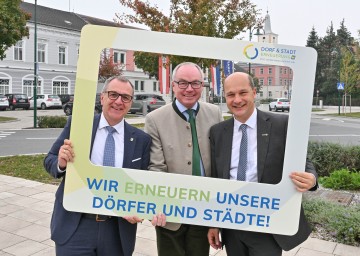 LH-Stellvertreter Stephan Pernkopf mit NÖ GVV-Präsident Rupert Dworak (li.) und NÖ Gemeindebundpräsident Johannes Pressel (re.) bei der Präsentation von Dorf- und Stadterneuerung Neu“ in Ober-Grafendorf.