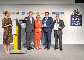 Landeshauptfrau Johanna Mikl-Leitner überreichte dem Bürgermeister von Baden, Stefan Szirucsek, die Zertifizierung zum Landessieger „Radhauptstädte 2022“. Gratulationen gab es auch von Mobilitätslandesrat Ludwig Schleritzko, Radland-Geschäftsführerin Susanna Hauptmann und dem ÖAMTC-Landesdirektor für Wien, Niederösterreich, Burgenland, Ernst Kloboucnik, der für den Sieger eine neue Radservice-Station zur Verfügung stellt.