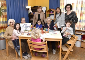 Landesrätin Mag. Barbara Schwarz, Kindergartenleiterin Sabine Schmutzer und Heimleiterin Gerlinde Obermayer mit Bewohnerinnen des Pflegeheims und Kindern des Kindergarten Grafenwörth. (v.l.n.r.)