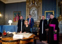 Landeshauptfrau Johanna Mikl-Leitner beim Unterschreiben des Dokuments für die Zeitkapsel. Weiters im Bild von links nach rechts: Stifts-Kämmerer Anton Höslinger, Bürgermeister Stefan Schmuckenschlager, Stiftspfarrer und Stadtdechant Reinhard Schandl und Prälat Maximilian Fürnsinn.