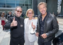 Landeshauptfrau Johanna Mikl-Leitner mit (li.) Ferdinand O. Fischer und (re.) dem ehemaligen Skirennläufer Hans Knauß, selbst Harley-Fahrer und Botschafter für die Harley-Davidson-Charity-Tour.