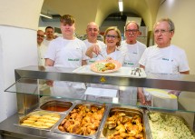 10. Jubiläum des „Bürgermeisterlichen Kochens“ für die Emmausgemeinschaft: Landeshauptfrau Johanna Mikl-Leitner mit (re.) Küchenchef und Bürgermeister a.D. Leopold Labenbacher, Initiator August Weilharter, Geschäftsführer von Öko Dorf GmbH, und (li.) dem Küchenteam.